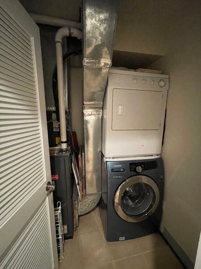 Building Photo - Modern  Bi-Level 1st Fl. 2 Bed, 2 Bath Nor...