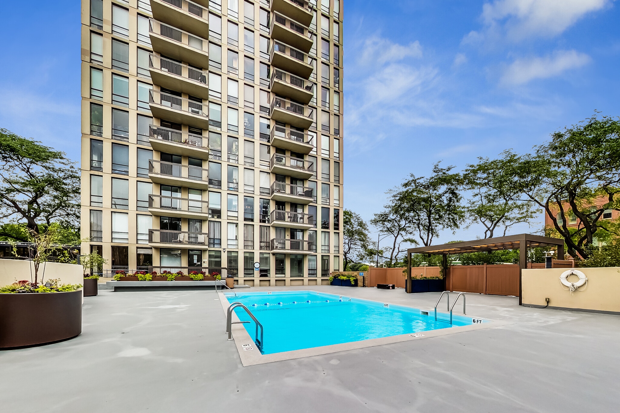 Building Photo - 1660 N La Salle Dr