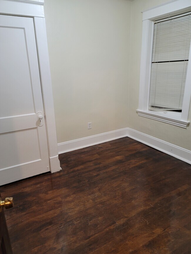 Building Photo - 5048 Devonshire Ave