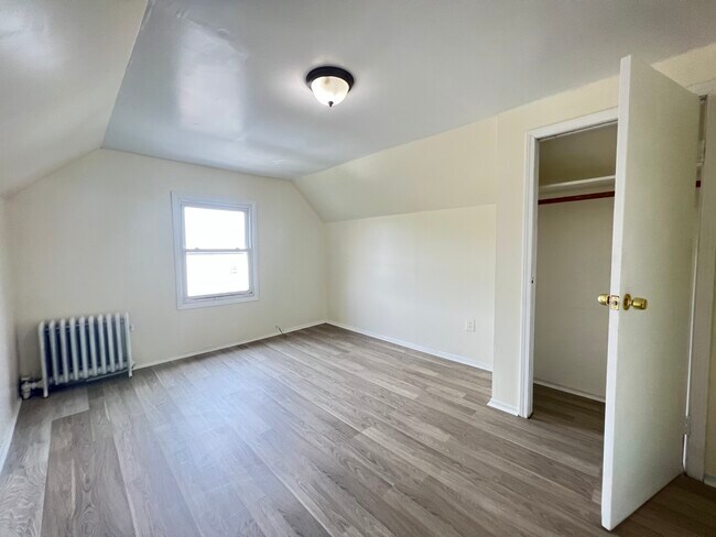 Building Photo - 608 S Park St