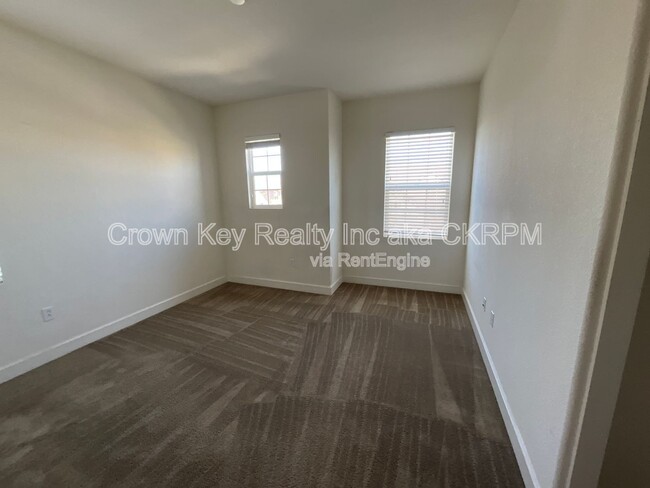 Building Photo - 546 W Campania Way