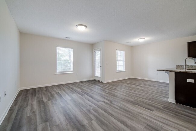 Building Photo - 3 Bed 2.5 Bath - Spacious Townhome Centrally Located in Rincon