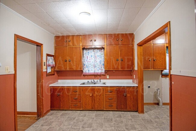 Building Photo - 2 Bedroom 1 Bath