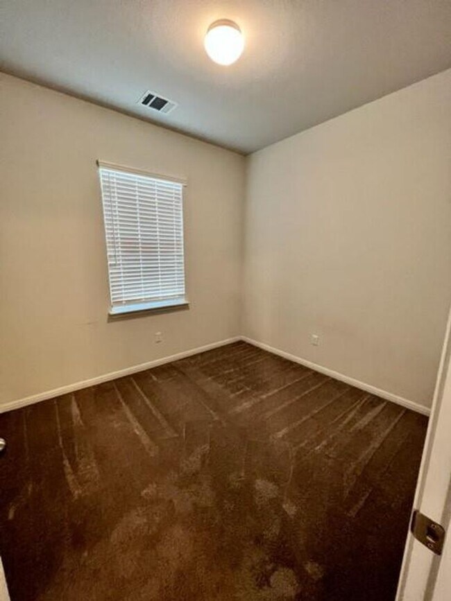 Building Photo - Beautiful Free standing Single Story Sorrento Condominium Home 3-2 with 2 car Garage / Pflugerville
