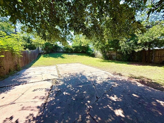 Building Photo - Updated 2BD 1BA Craftsman Home in Central ...