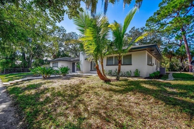 Building Photo - 1223 Cocoanut Ave