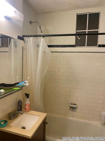 Building Photo - 349 Pleasant St