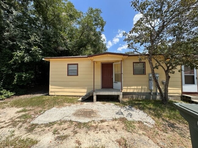 Building Photo - 803 Woodard St