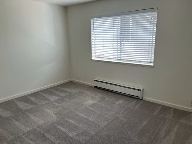 Building Photo - Top Floor End Unit Condo Campbell near Pru...