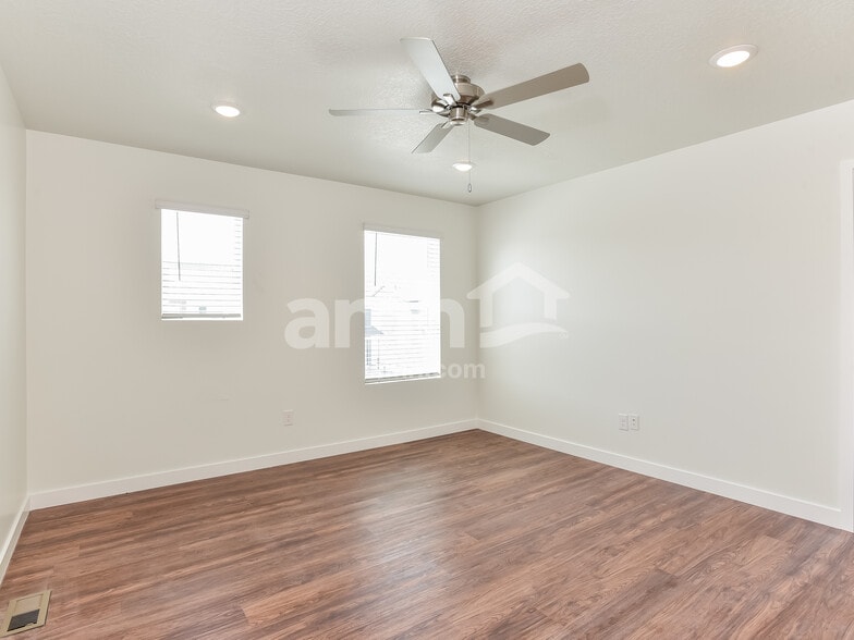 Building Photo - 8937 Royal Ln