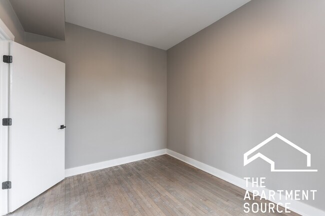 Building Photo - 3237 W Armitage Ave