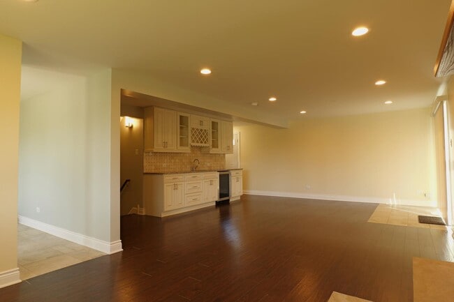 Building Photo - 10109 S Kilbourn Ave