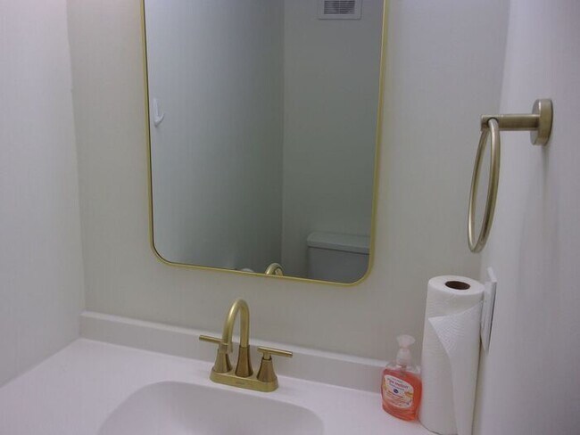 Building Photo - Fully Renovated 2 Bedroom 1 1/2 Bath Townh...