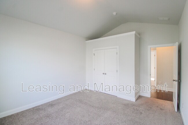 Building Photo - 333 Turnstone St