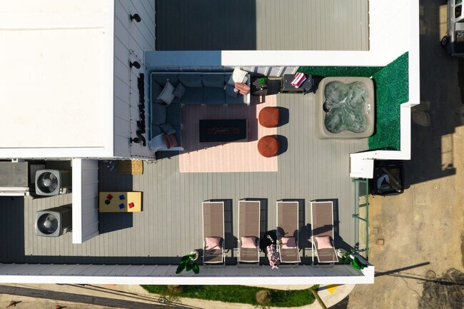 Building Photo - 1405 Napoleon St