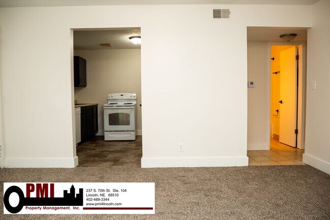 Building Photo - 2 Bedroom and 1 Bathroom Apartment