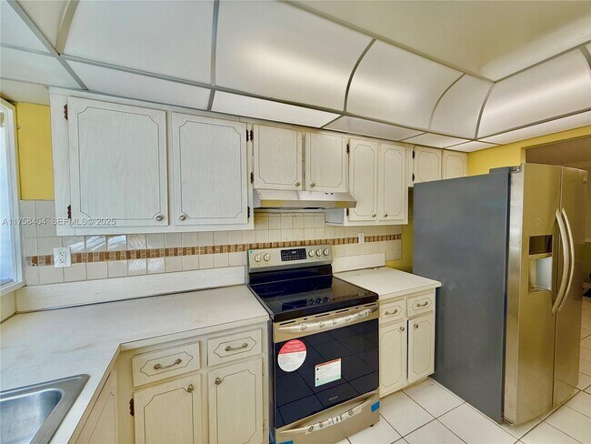 Building Photo - 920 NE 199th St