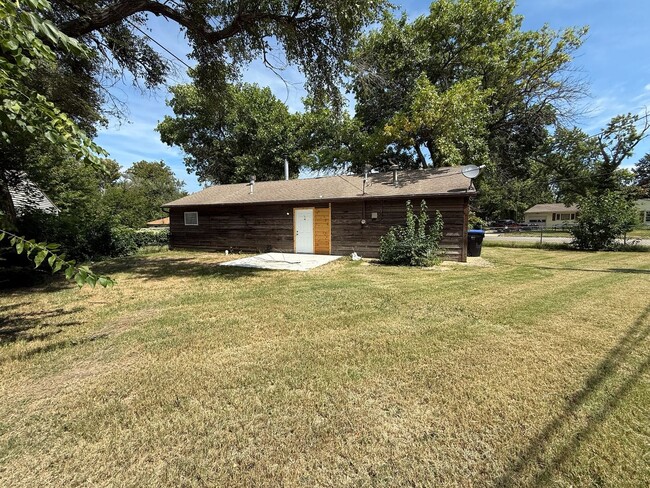 Building Photo - 3 bedroom 1 bath near 37th & Topeka
