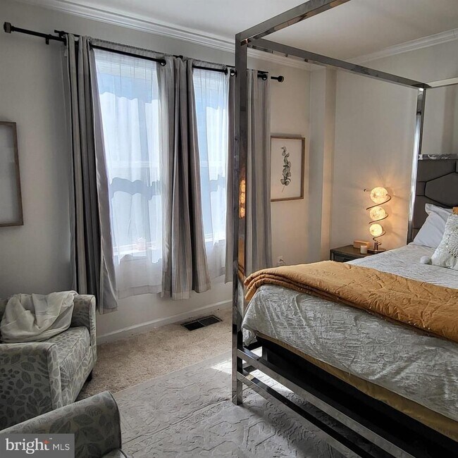Building Photo - Welcome to your new home in the heart of L...