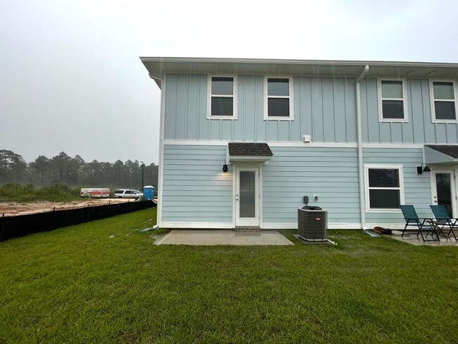 Building Photo - Stunning Townhome - End Unit