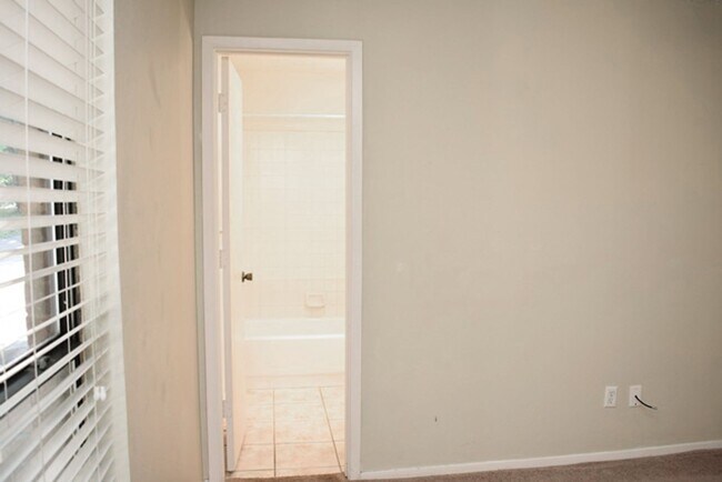 Building Photo - 7009-7011 Overton Park