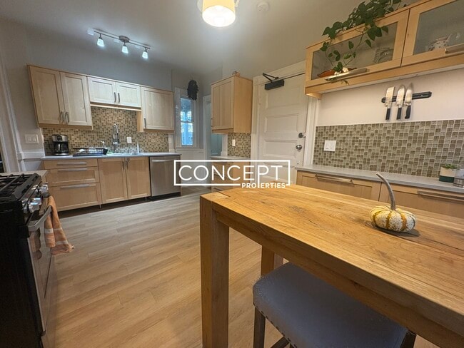 Building Photo - 107 Oxford St