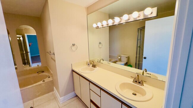 Building Photo - 107 Half Moon Cir