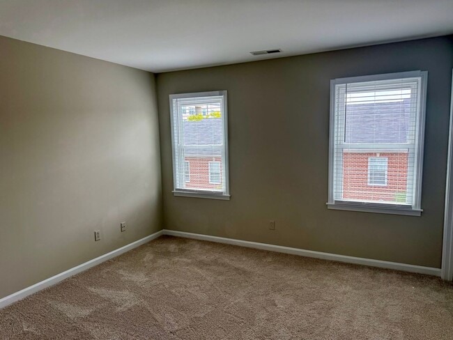 Building Photo - 2-bedroom, 2.5-bathroom home located in th...