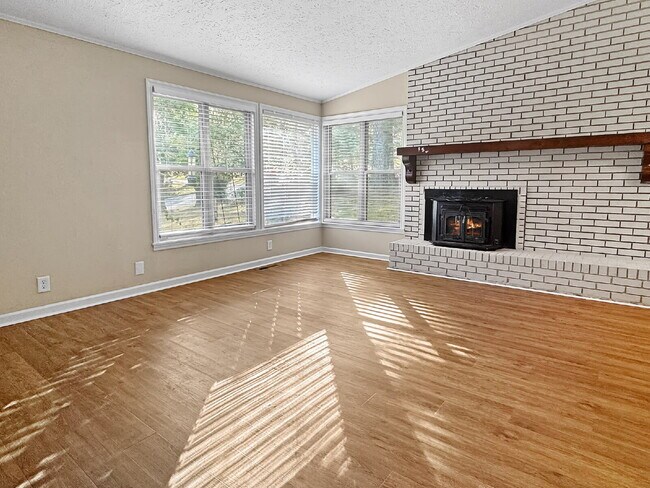 Building Photo - Newly Remodeled Home in the Heart of Gainesville – Available Now!