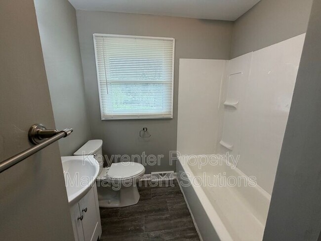 Building Photo - 221 River Rd