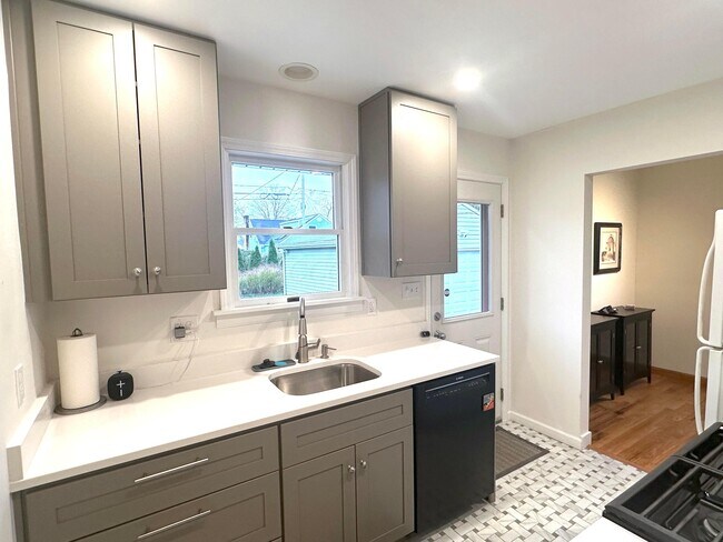 Building Photo - 2443 Shrewsbury Rd