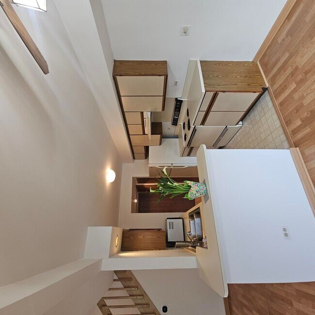 Building Photo - 1368 N Knollwood Dr