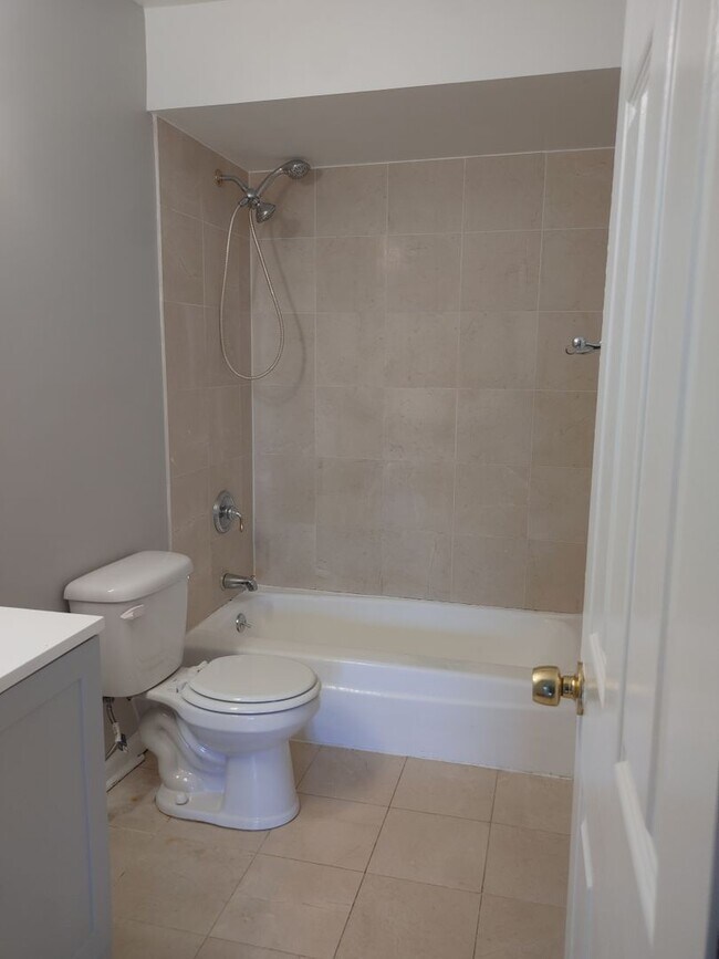 Building Photo - Fully Updated 2 Bed, 2 Bath Residence