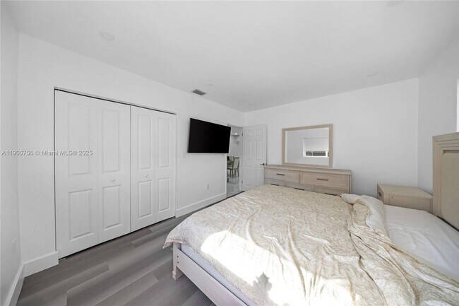 Building Photo - 490 W 33rd Pl