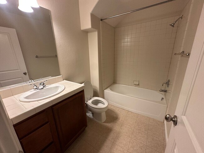 Building Photo - 1690 Spring Hill Dr