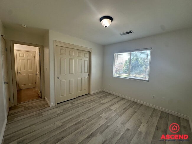 Building Photo - Gorgeous 2 Story Home off of Harris and Ol...
