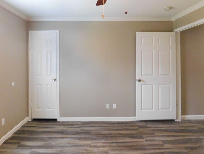 Building Photo - 155 Varsity Dr