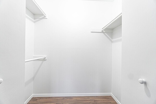 Building Photo - Beautiful home in an established neighborhood with a new roof is waiting for you!