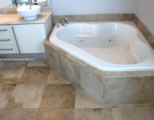 Building Photo - 700 NE 25th St