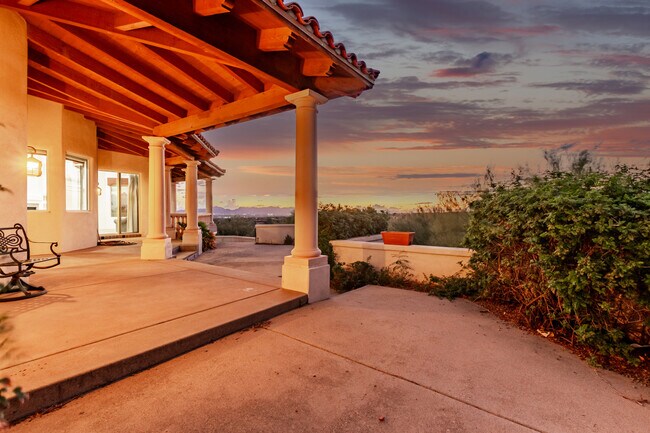 Catalina Foothills 4 bedroom 4 bath Home located in prestigious Canyon Ridge. 270-degree VIEWS! - 4667 N Rocky Crest Plz