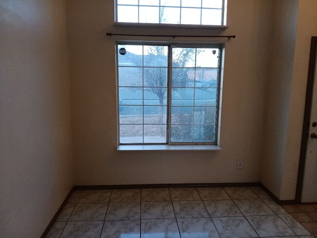 Building Photo - Spacious 2 Bedroom 3 Bathroom!! Pictures a...