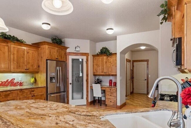 Building Photo - Beautiful 4 bedroom/3 full bath with Large...