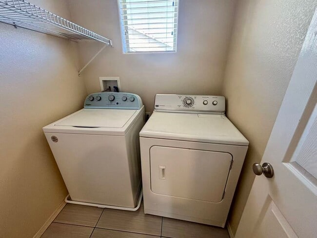 Building Photo - Beautiful 4 bedrooms home in desirable Green Valley