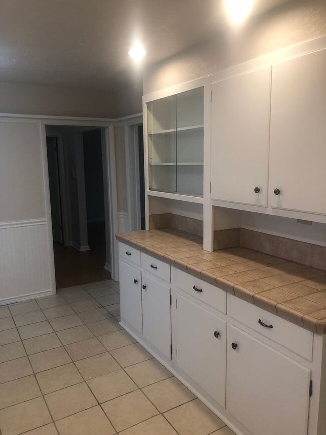 Building Photo - Stylish 4 bedroom 1.5 bath in SE Salem