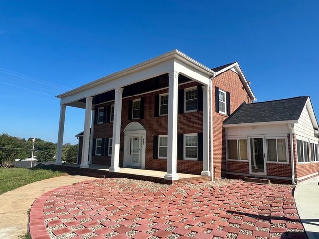 Building Photo - 437 Banks St