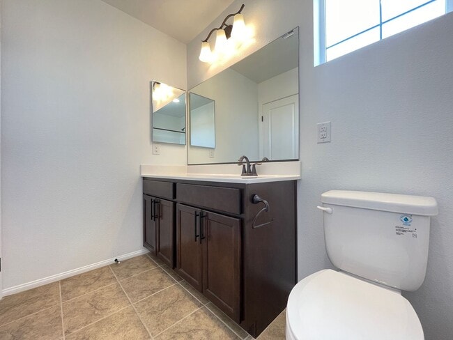 Building Photo - Amazing 3 bedroom in master planned commun...