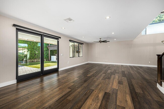 Building Photo - 3821 E Devonshire Ave