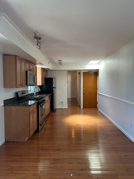 Building Photo - 2333 Catharine St