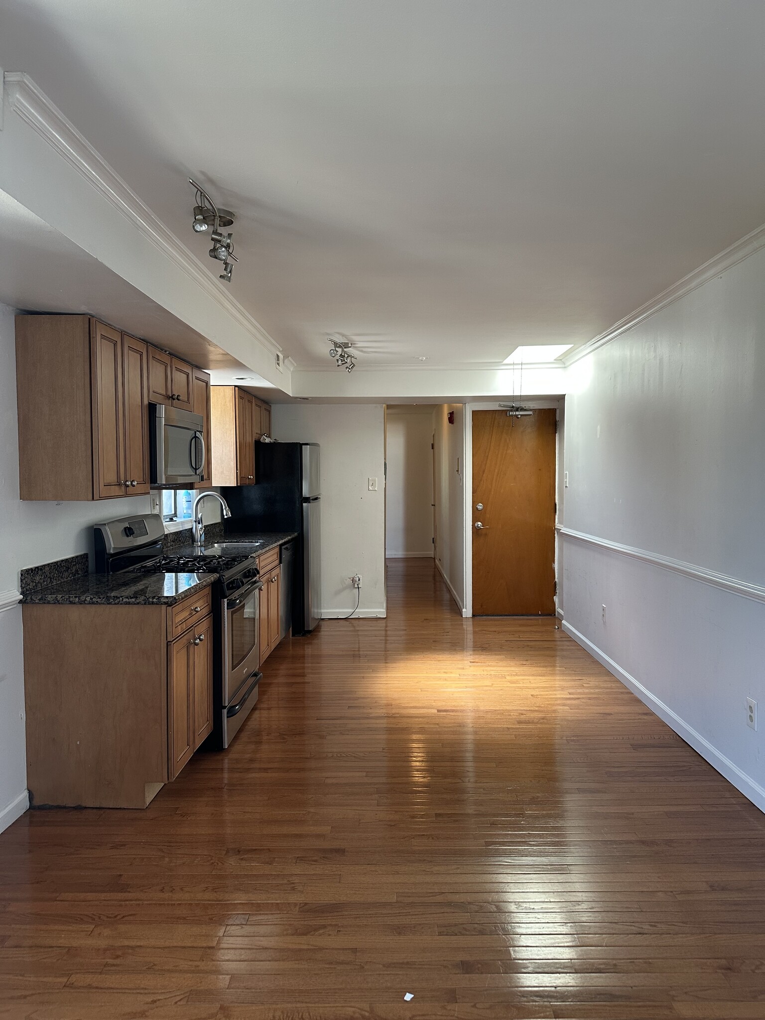 Building Photo - 2333 Catharine St