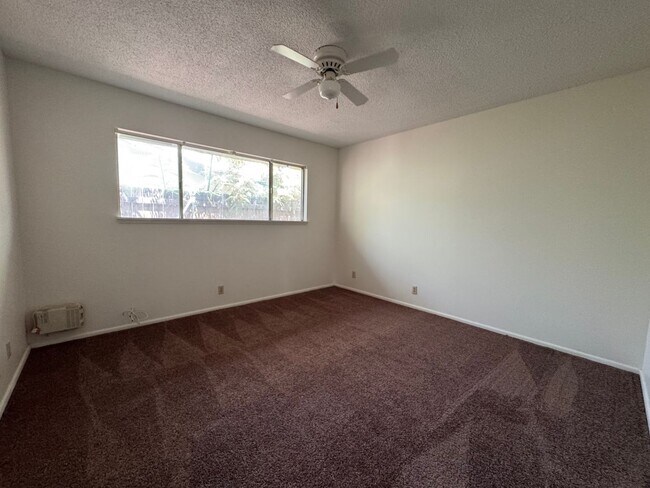 Building Photo - Three Bedroom Two Bathroom Pool Home in He...